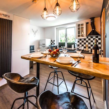 Apartament Wita Stwosza Еленя-Гура Экстерьер фото